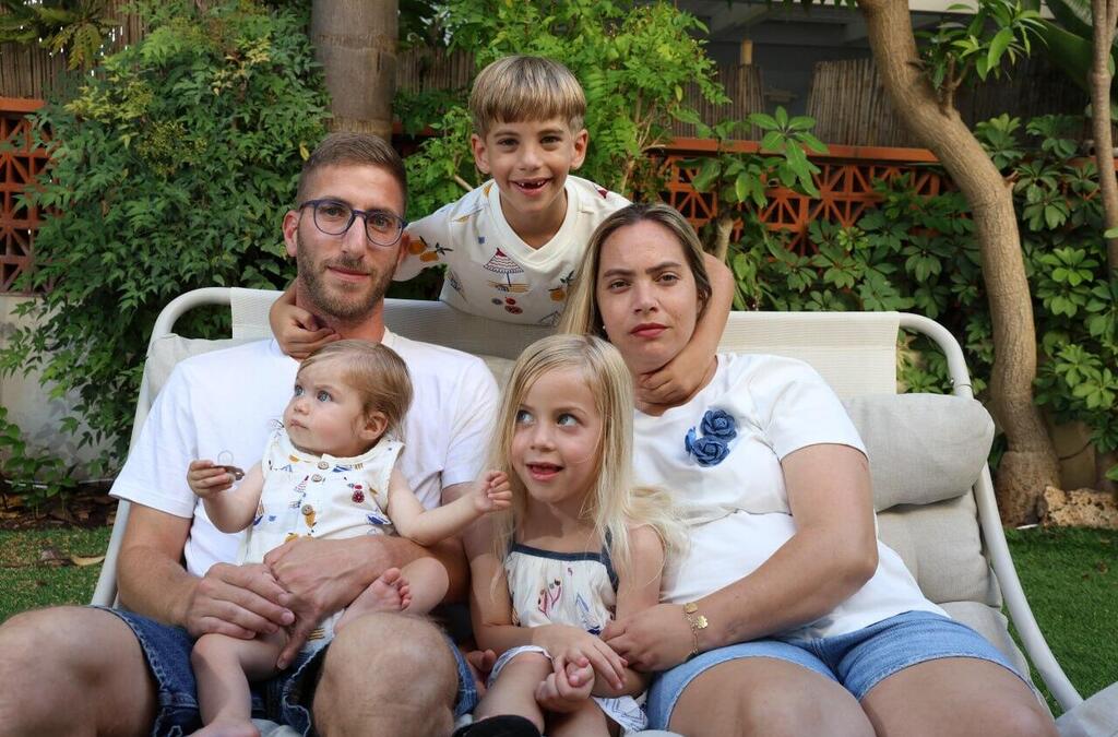 She lives in central Israel with her husband an three children, each named for a relative killed in the attack (Photo: Shaul Golan) חיה סחיווסחורד שאיבדה את הוריה ושלושה מאחיה בפיגוע הרצחני במסעדת סבארו בירושלים שאירע לפני 25 שנה
