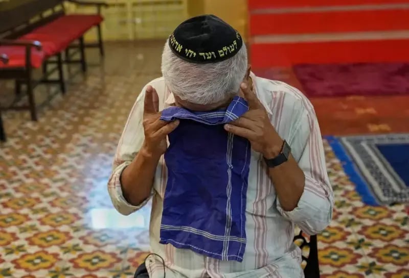 Elias Josephai, a Malabari Jew, wipes away tears while speaking to The Associated Press at the 12th-century Kadavumbagam Synagogue in Ernakulam (Photo: AP Photo/Aijaz Rahi) Elias Josephai, a Malabari Jew, wipes away tears while speaking to The Associated Press at the 12th-century Kadavumbagam Synagogue in Ernakulam