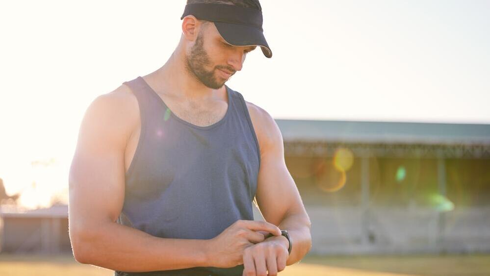 Smartwatch readings should be taken with caution (Photo: Shutterstock/PeopleImages) VO₂ max צריכת חמצן מרבית