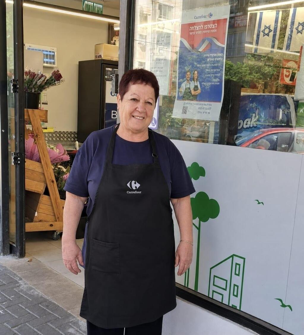 רינה במהלך עבודתה בסופר בנחלת יצחק
