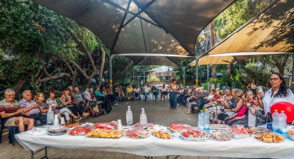 מסיבת הפרישה של רינה בשכונת נחלת יצחק