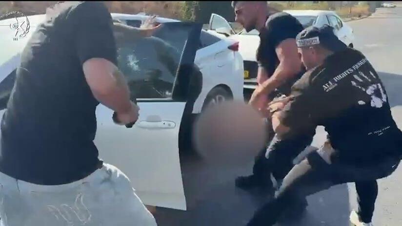 Задержание сына бывшего депутата (Фото: полиция) מעצר חשוד חמוש על ידי לוחמי יס"מ בכביש 44, בסמוך לרמלה