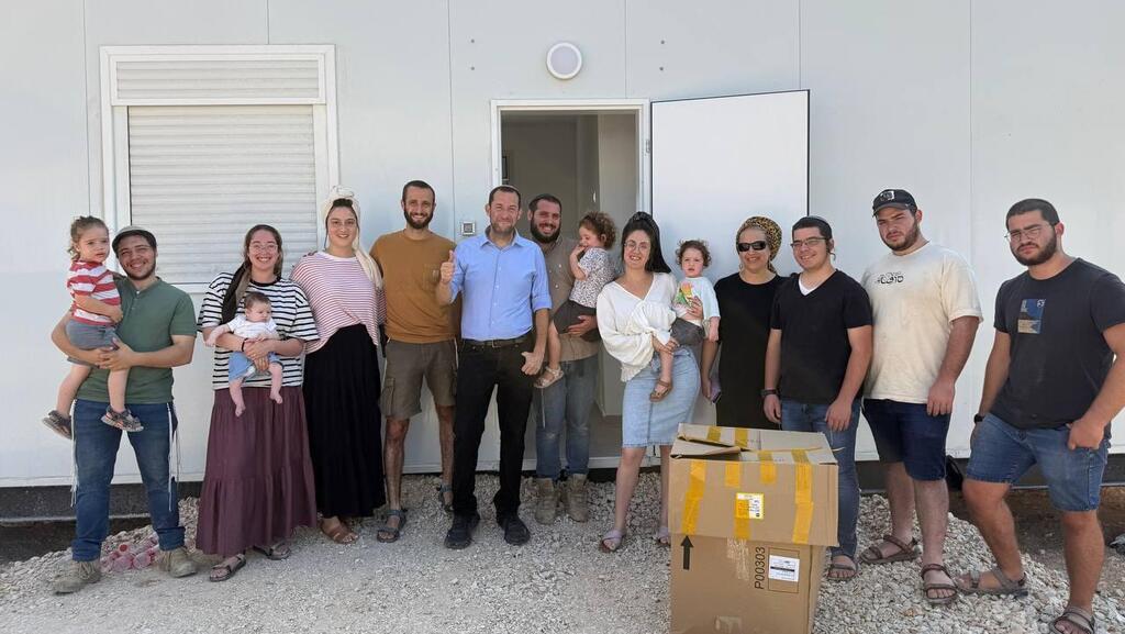 The families from the founding group (Photo: Elichai Menachem, Hanna Landman) 22 משםחות חלוצות שהקימו את היישוב " עמק דותן" בצפון השומרון