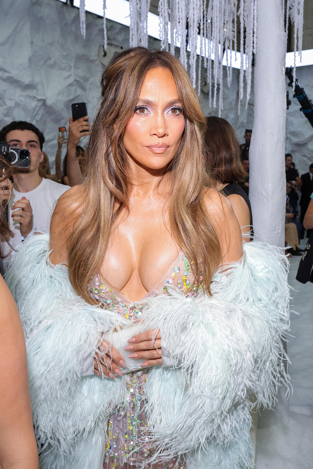 Velvety skin with subtle highlights; Jennifer Lopez wears the Cloud Skin look (Photo: Victor Boyko/Getty Images IL) ג'ניפר לופז מאופרת לפי טרנד קלאוד סקין