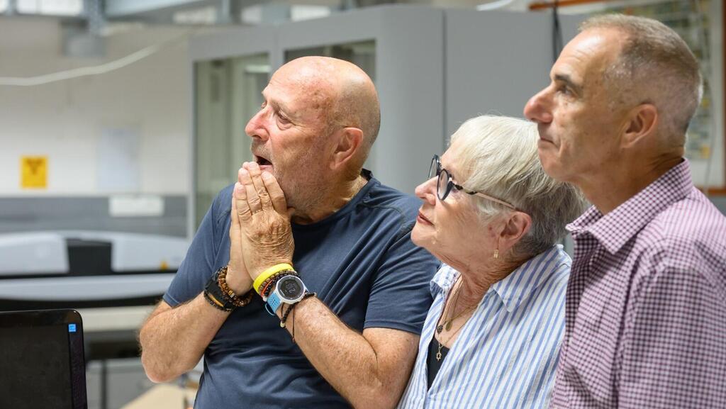 Nadav Goldstein-Almog's parents with Jeff Kaye (right), vice president of Ben-Gurion University (Photo: Dani Machlis, Ben-Gurion University) הוריו של דב גולדשטיין-אלמוג ז"ל עם ג'פרי קיי (מימין), סגן נשיא באוניברסיטת בן גוריון