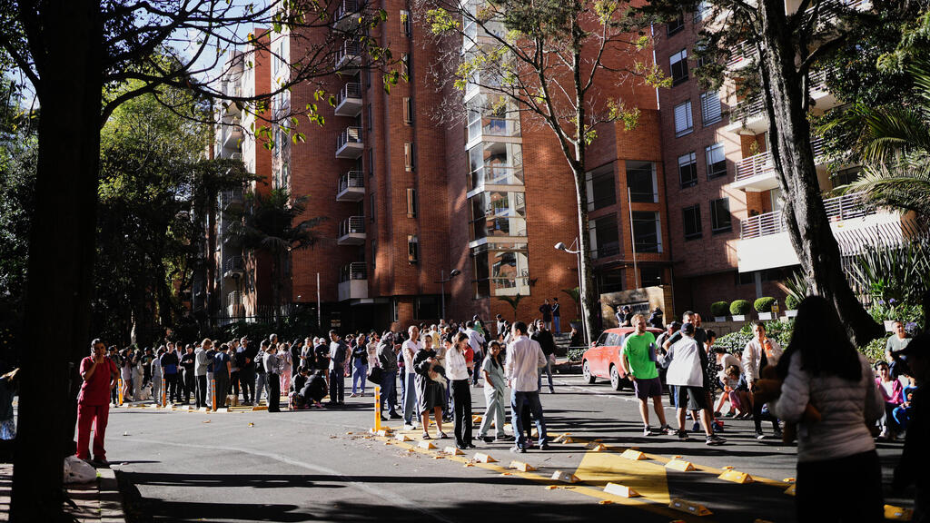 Residents evacuated in Bogotá, Colombia, after the earthquake (Photo: AP Photo/Ivan Valencia) קולומביה בוגוטה פינוי תושבים אחרי רעידת אדמה