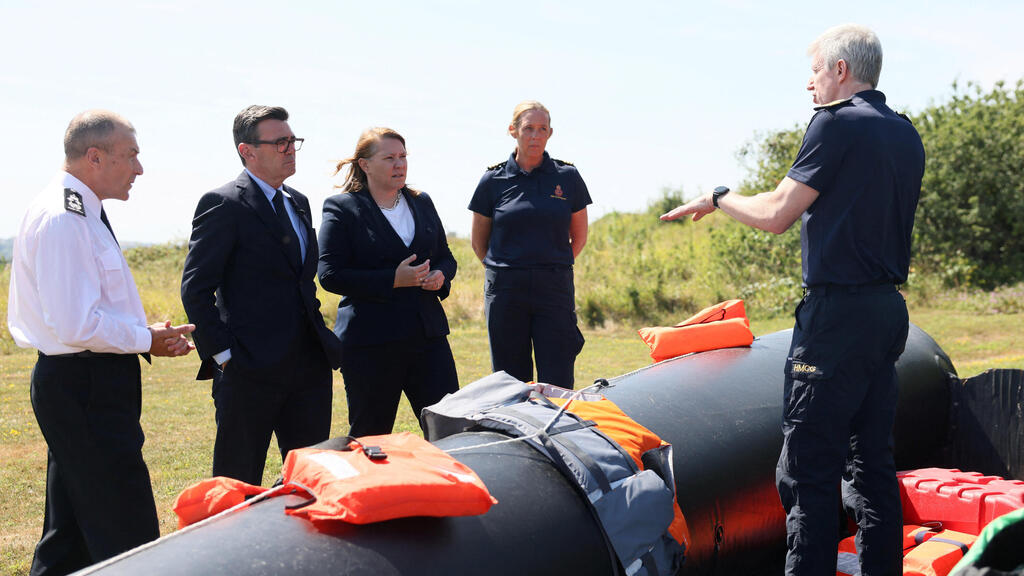 British Prime Minister Andy Burnham inspects a migrant boat seized near the Channel this month, promising an ‘uncompromising fight’ (Photo: REUTERS/Jack Taylor/Pool) ראש ממשלת בריטניה אנדי ברנהאם בוחן סירה של מהגרים מסתננים שנתפסה סמוך לחופי התעלה תעלת למאנש