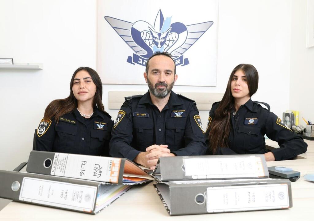 “Debtors sat before us trembling, fear in their eyes.” From right: Staff Sgt. Mai Arbel, Superintendent. Lior Noy and Sergeant First Class Elinor Ben David (Photo: Elad Gershgoren) צוות החקירה: מימין - סמ"ר מאי ארבל, רפ"ק ליאור נוי ורס"מ אלינור בן דוד