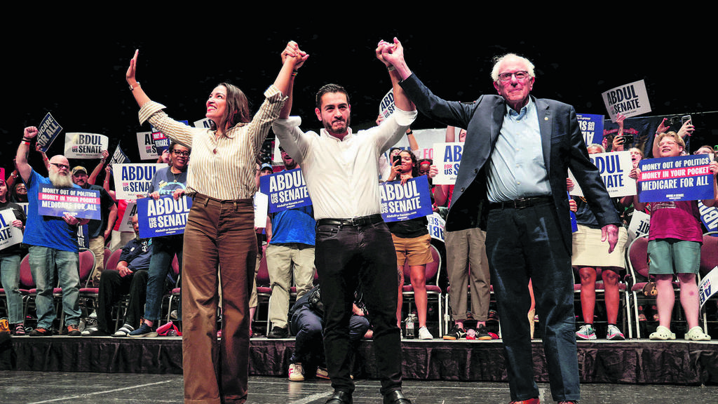 Alexandria Ocasio-Cortez, Abdul El-Sayed and Bernie Sanders (Photo: Rebecca Cook/Reuters) מימין לשמאל: ברני סאנדרס, עבדול אל-סייד ואלכסנדריה אוקסיו-קורטז