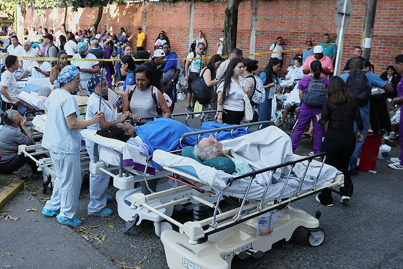 Earthquake victims outside a hospital in Cali, Colombia (Photo: AP Photo/Santiago Saldarriaga) נפגעים ברעידת האדמה מלחוץ לבית החולים בעיר קאלי בקולומביה
