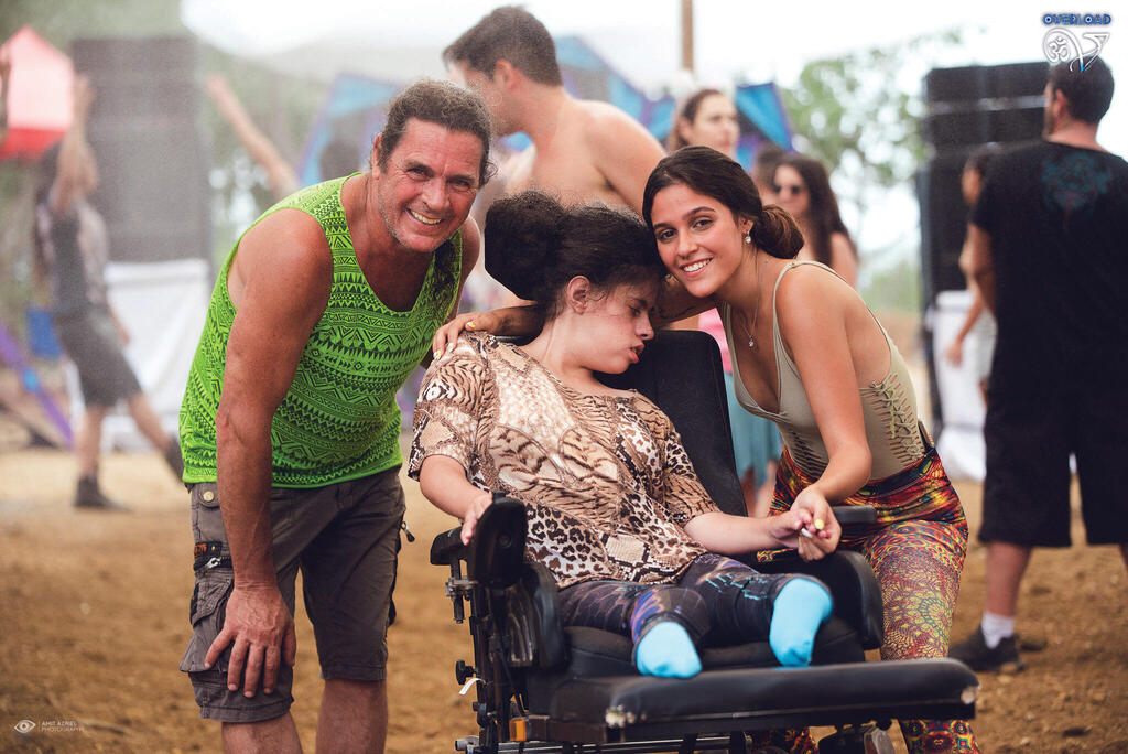 Yamit Peretz, with her late father, Erick and sister Ruth (Photo: Amit Azriel) "אבא דגל בהנגשת מסיבות". ימית עם אביה אריק ז"ל ואחותה רות ז"ל