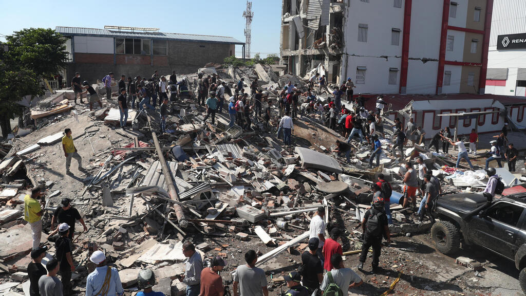 Earthquake damage in Cali, Colombia (Photo: AP Photo/Santiago Saldarriaga) קולומביה רעידת אדמה רעש הרס בעיר קאלי