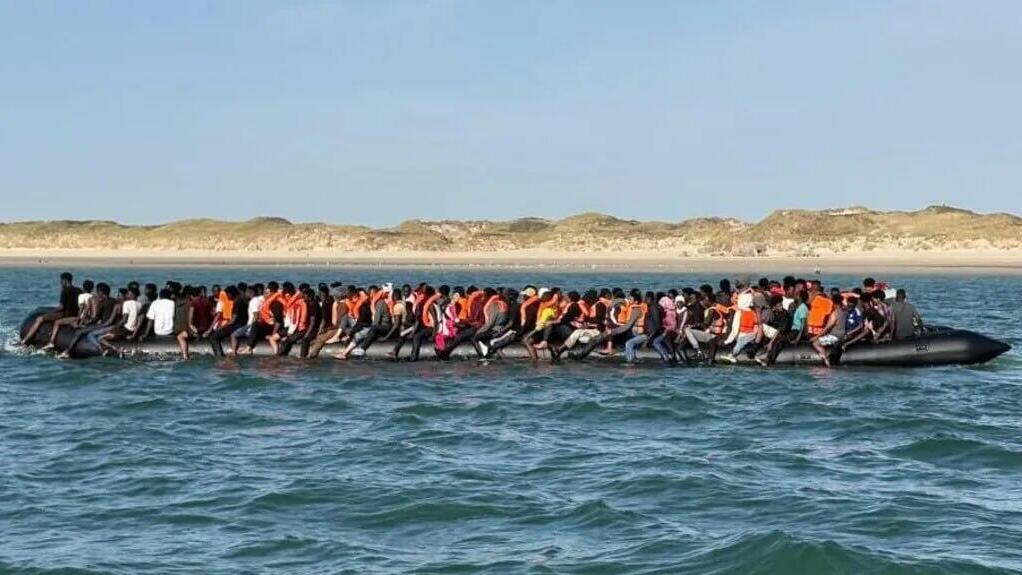 Migrant boat that crossed the English Channel from France to Britain with a record 230 people aboard סירה של מהגרים שחצתה את תעלת למאנש מ צרפת ל בריטניה ושברה שיא עם 230 בני אדם עליה