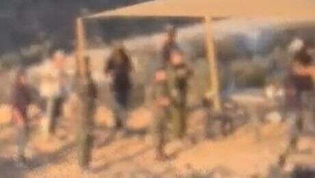 חיילים מתפללים עם מתנחלים ליד הכפר קוסרה בשומרון