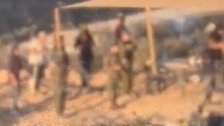 חיילים מתפללים עם מתנחלים ליד הכפר קוסרה בשומרון