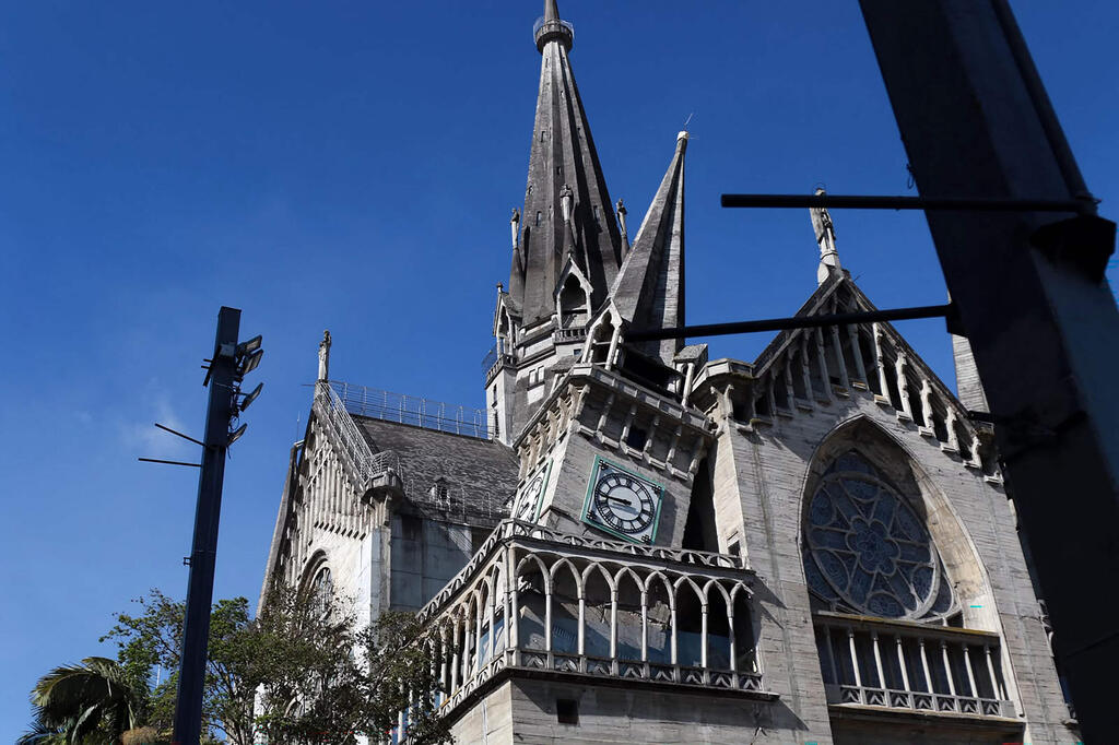 A spire of a historic cathedral collapsed in Manizale (Photo: Andres Valencia / AFP) קולומביה רעידת אדמה רעש הרס קתדרלה הרוסה בעיר מניסאלס