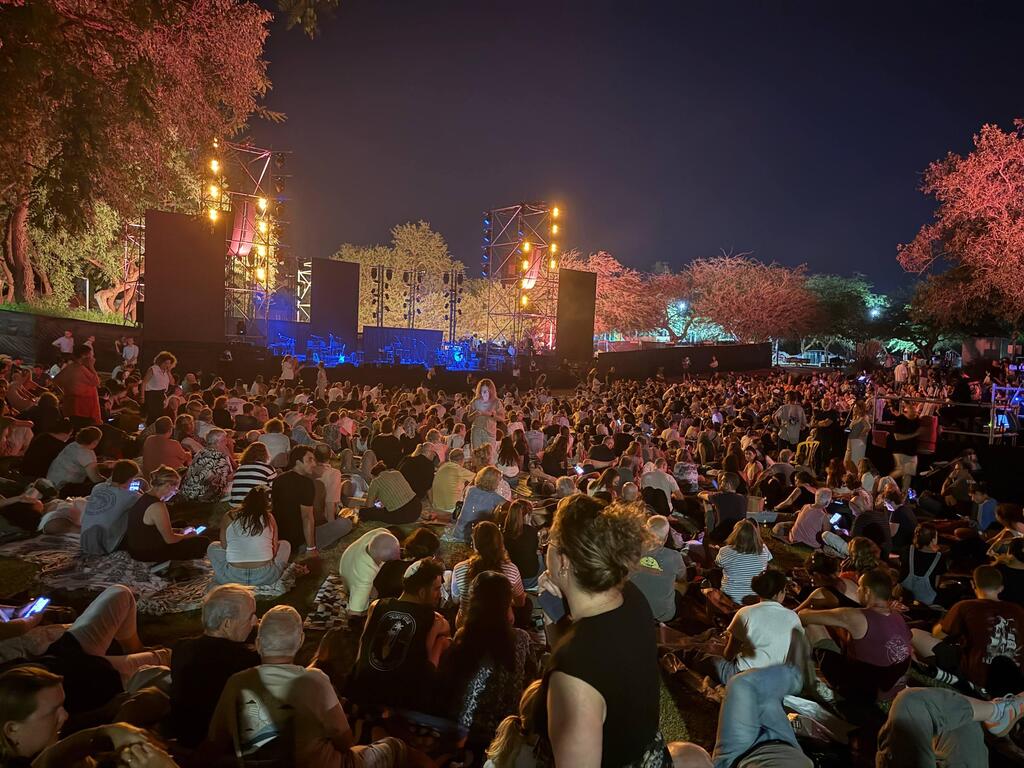 The crowd at Sagui Dekel-Chen’s Minus One performance (Design: Yael Yaakobi, Yuval Shavit) מתוך המופע של שגיא דקל-חן, "מינוס אחת"