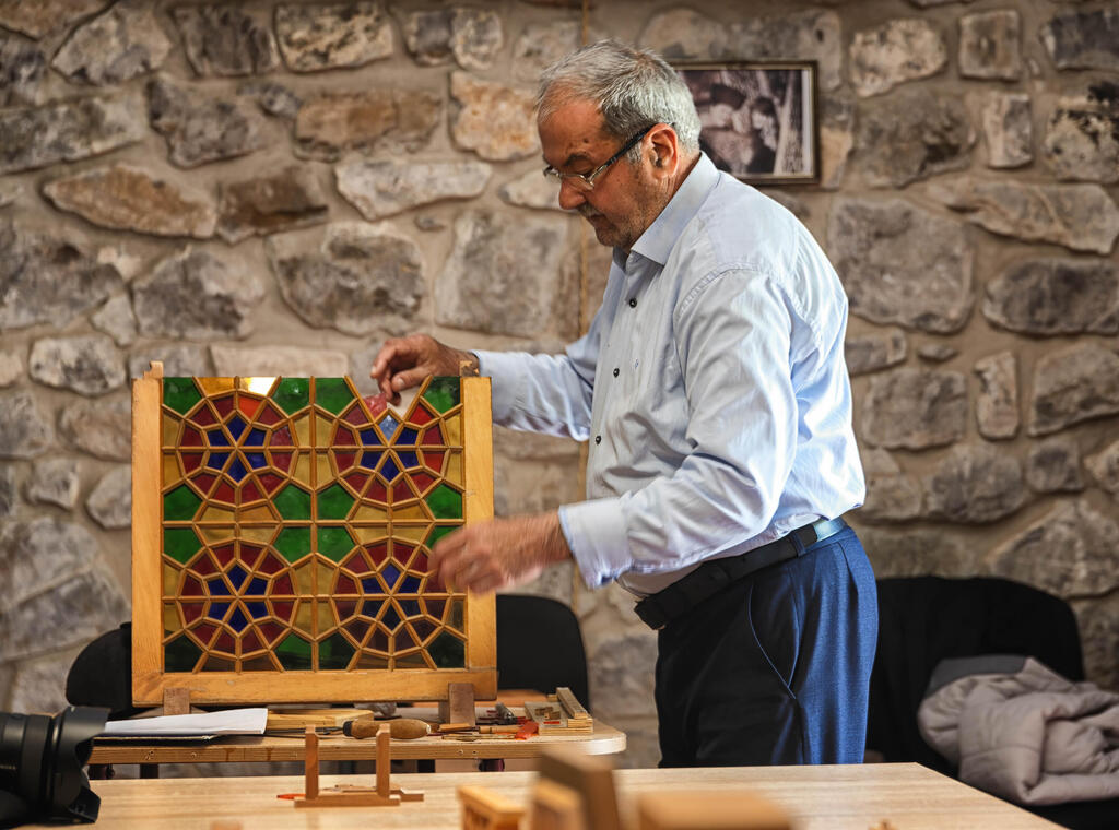 Making stained glass in Shaki (Photo: Tali Stein) הכנת ויטראז' בכפר שקי