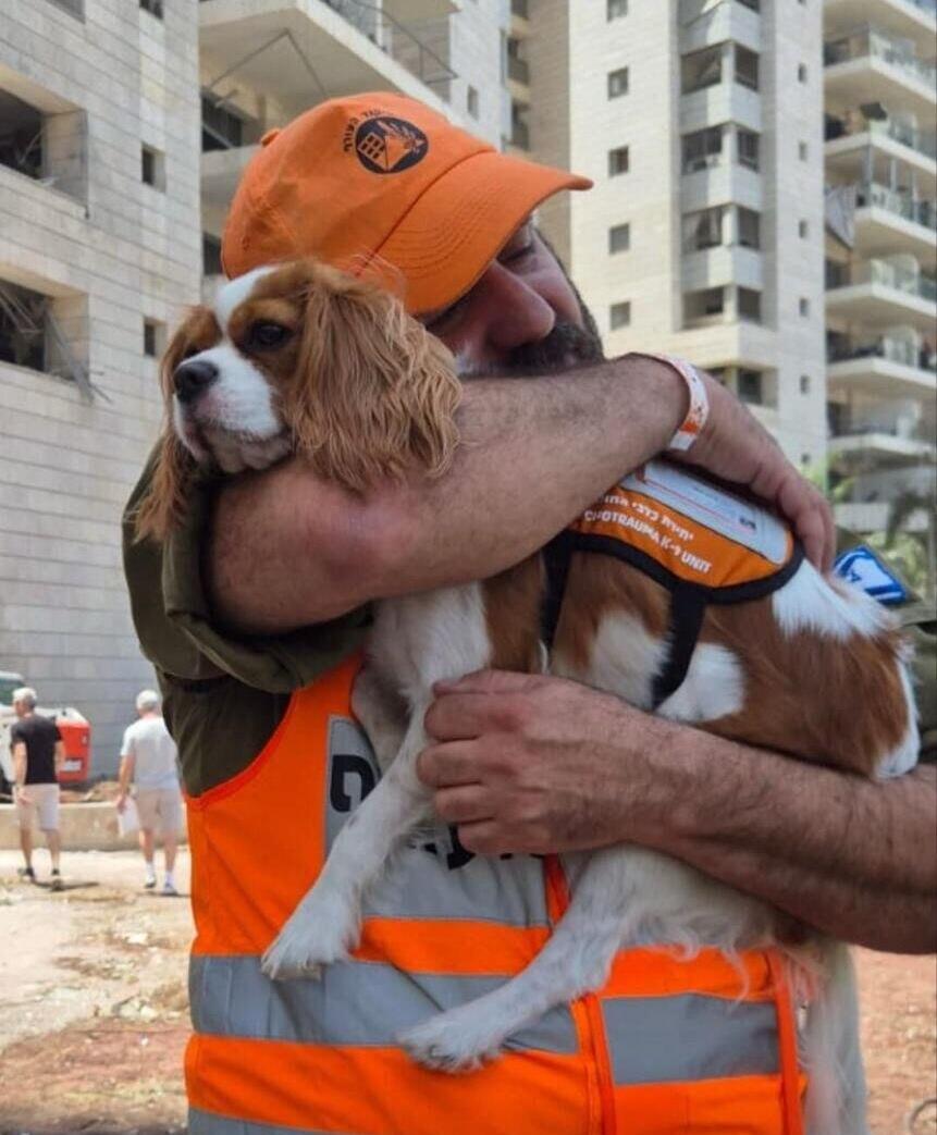 Lucy at the scene of a disaster (Photo: United Hatzalah) לוסי הגיבורה באחת הזירות
