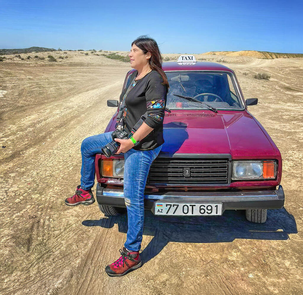 Tali Stein in the Azerbaijani desert (Photo: Lital Bilu) טלי שטיין במדבר האזרי