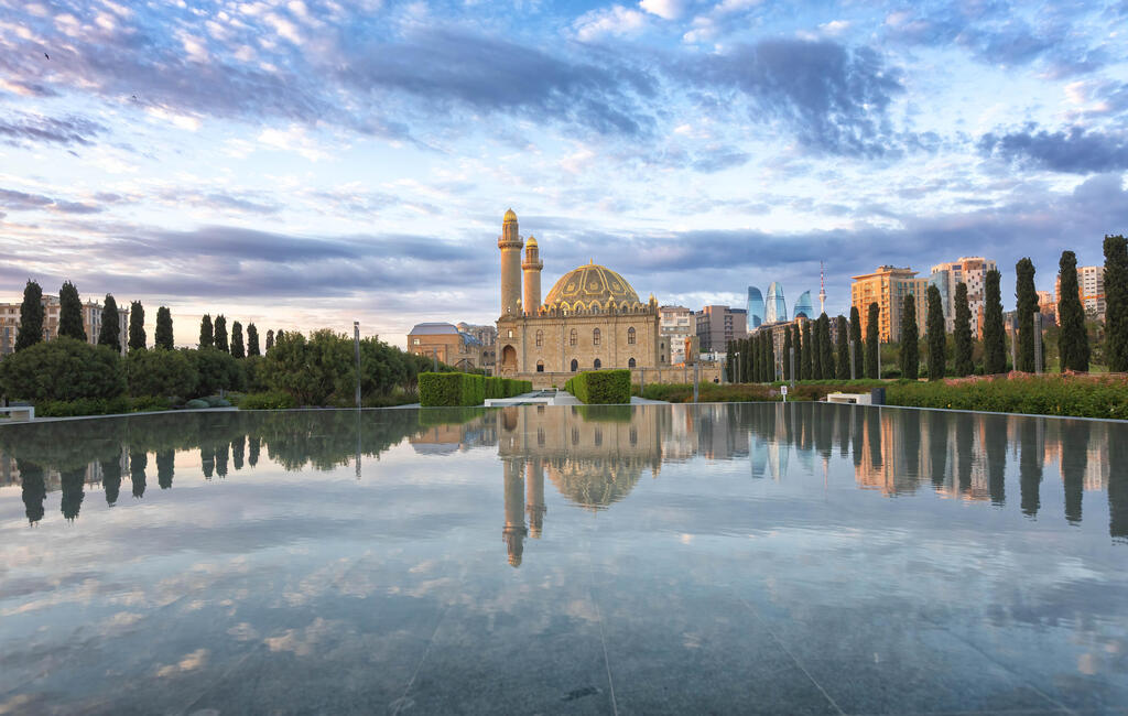 Taza Pir Mosque, Baku (Photo: Tali Stein) מסגד טאזה פיר, באקו
