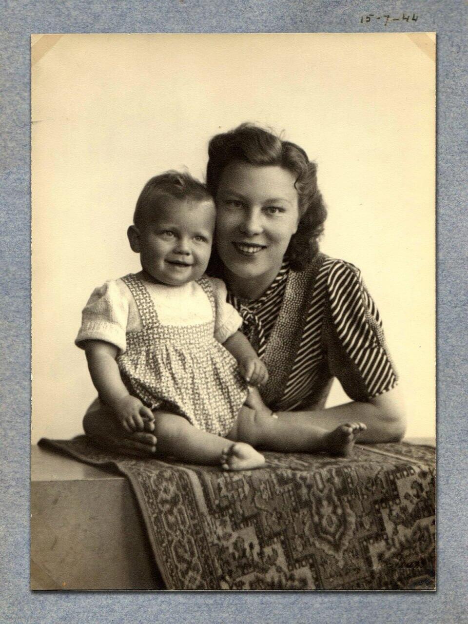 With Jacqueline as a child. ‘She truly deserves it’ (Photo: Yad Vashem) זקלין עם אפרים בילדותו