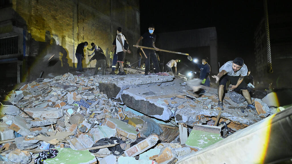 The search for survivors lasted into the night (Photo: Gabriel Aponte/Getty Images) קולומביה רעידת אדמה רעש הריסות פריירה חיפוש נעדרים