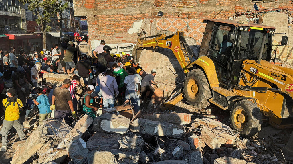 Heavy equipment helps clear rubble in Cali (Photo: Marco Trujillo/Reuters) קולומביה רעידת אדמה רעש הריסות קאלי חיפוש נעדרים