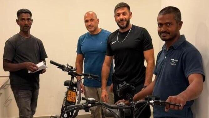 העובדים הזרים מסרי לנקה קיבלו את האופניים הגנובים בחזרה