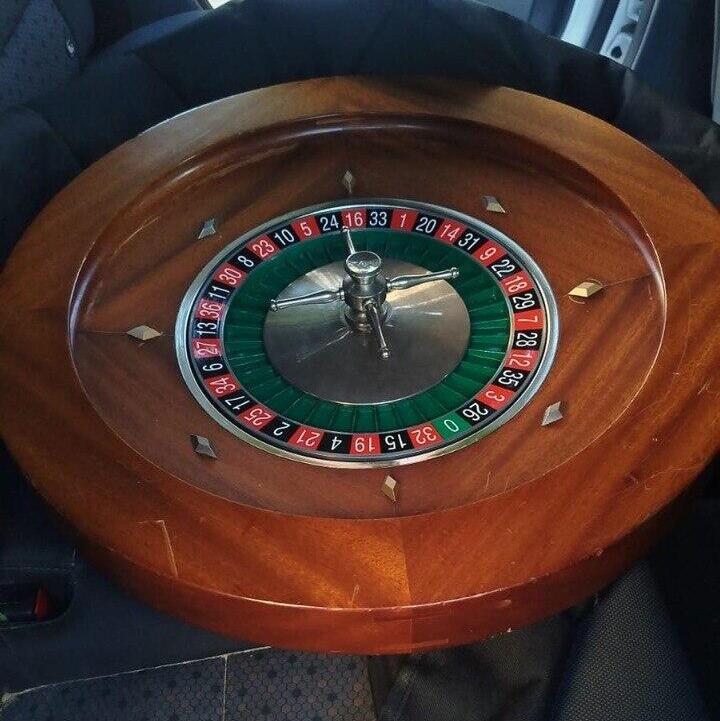 The roulette wheel in the hideout apartment. “A father kept coming back until he reached breaking point and could no longer make the repayments” (Photo: Israel Police) כנופייה עבריינית שנחשפה במגדל העמק