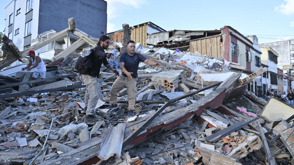 Standing on what was one and entire building (Photo: Gabriel Aponte/Getty Images) קולומביה רעידת אדמה רעש הריסות פריירה