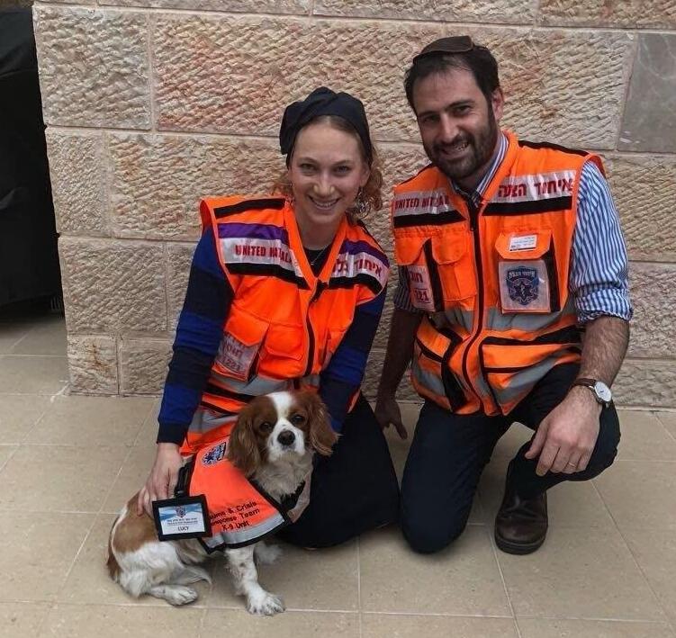 Lucy and her owners, Batya and Moshe Yaffe (Photo: United Hatzalah) לוסי עם משה ובתיה יפה