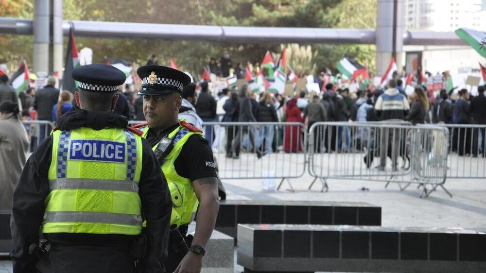 Police officers near a pro-Palestinian demonstration in Manchester (Photo: Shutterstock) שוטרים ליד הפגנה פרו-פלסטינית במנצ'סטר
