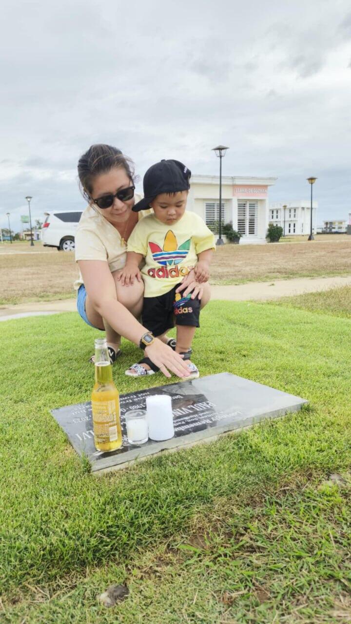Jovel and her son visit Paul’s grave in the Philippines (Photo: Courtesy of the family) ג'ובל ובנה על קברו של בעלה פול בפיליפינים
