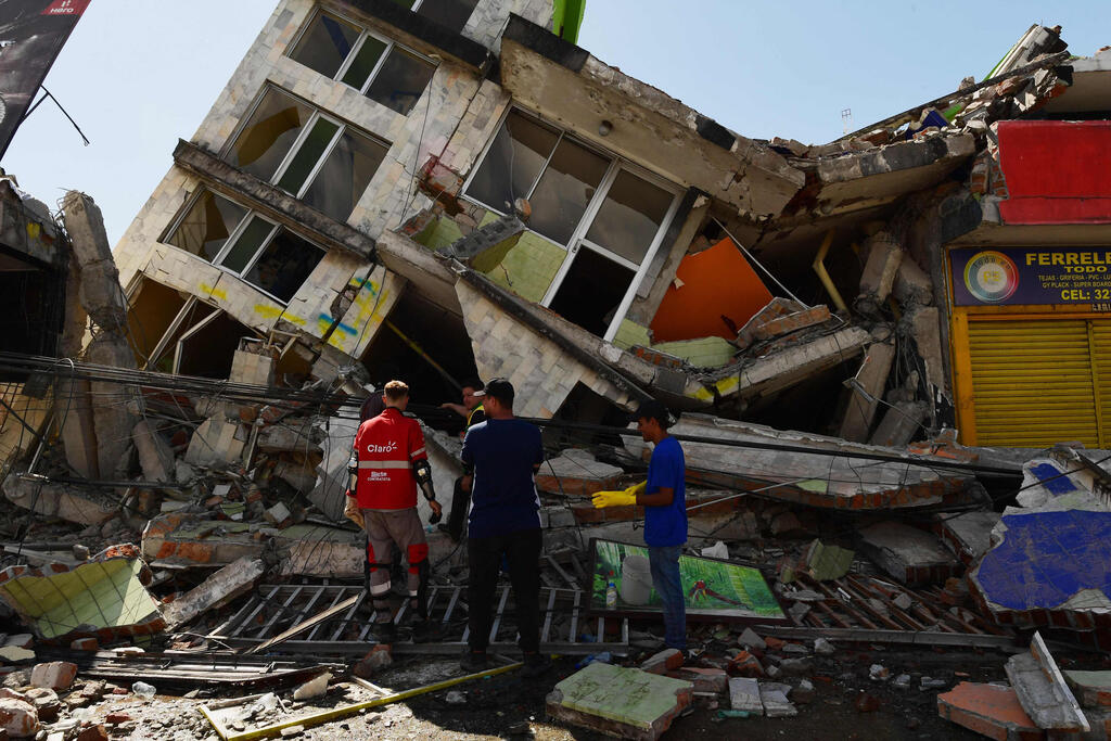 Photo: Jaime Saldarriaga/AFP קולומביה רעידת אדמה רעש הריסות פריירה חיפוש נעדרים