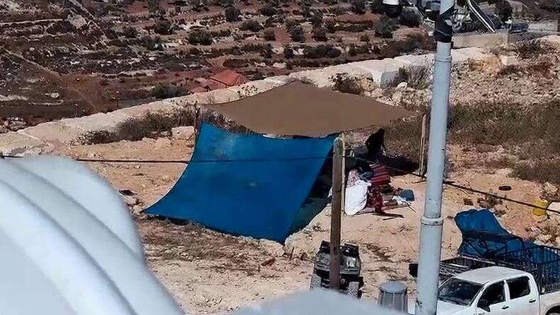 מתנחלים מטילים מצור כבר יומיים על בתי פלסטינים - וצה"ל לא מפנה: "מגנים, נטפל"
