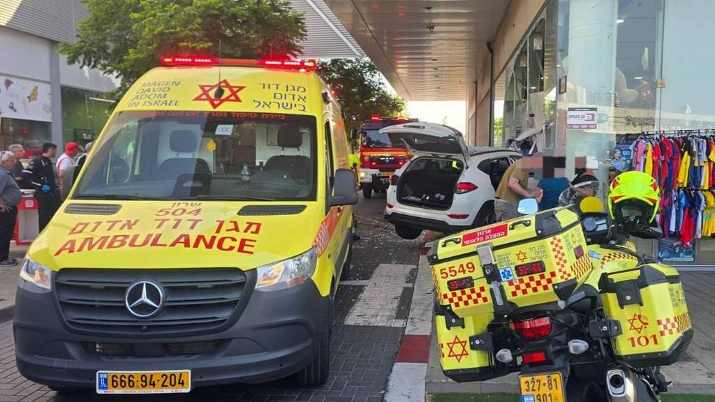  רכב פגע בחנות במתחם מיקס בחדרה