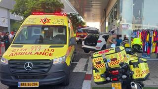 חדרה: רכב התנגש בחנות בקניון - ודרס למוות אישה