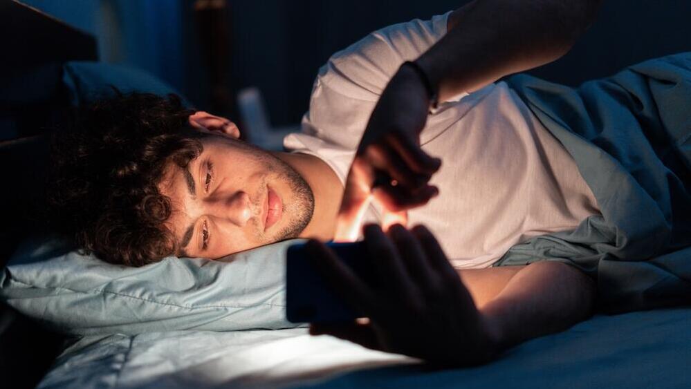 creens, social media and other behaviors may take the place of alcohol (Photo: Shutterstock) מסך מסכים