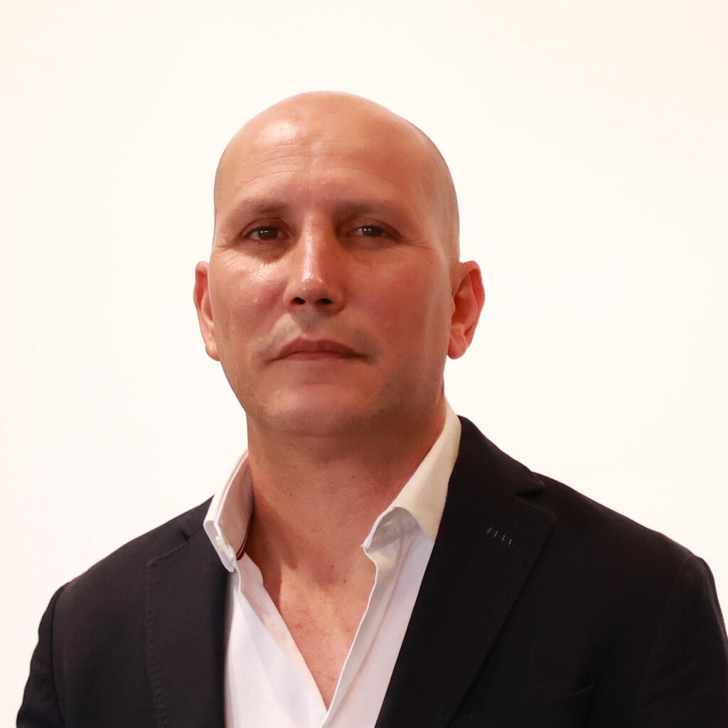 אריאל מזוז, מבעלי ג'נסיס השקעות