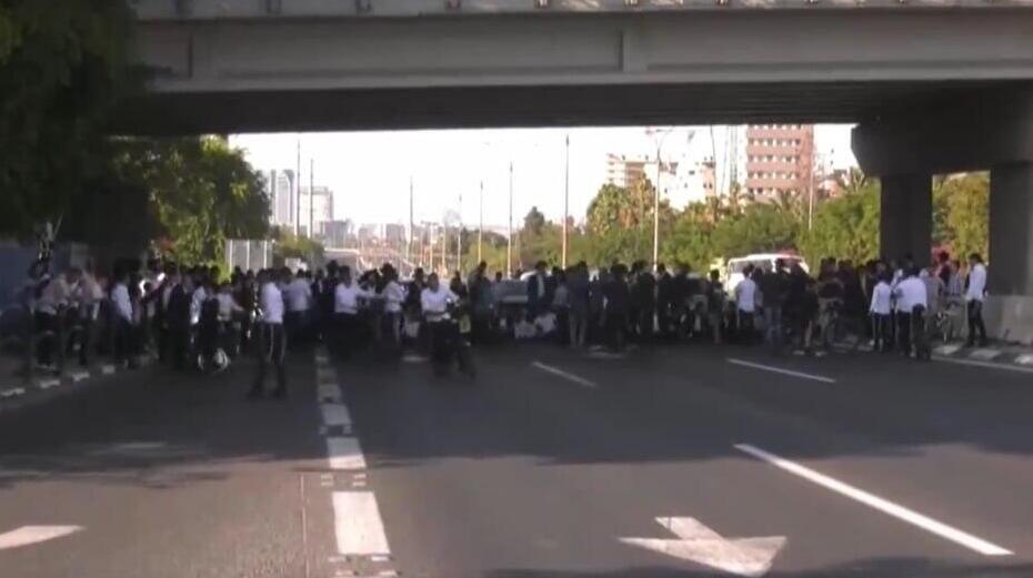 פקקי ענק בגלל הפגנת חרדים: כביש 4 חסום ליד בני ברק | מפת העומסים