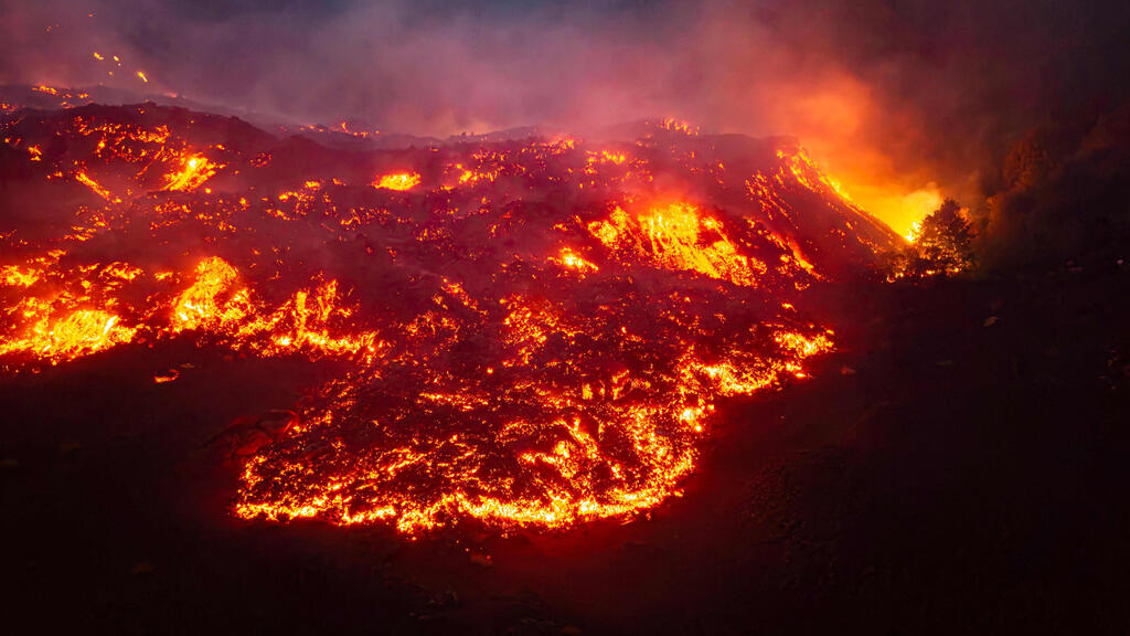 Lava erupts from Mount Etna in Sicily. Passengers were urged to check their flight status with airlines (Photo: Handout / ETNA WALK / AFP) איטליה סיציליה התפרצות הר הגעש אטנה אתנה