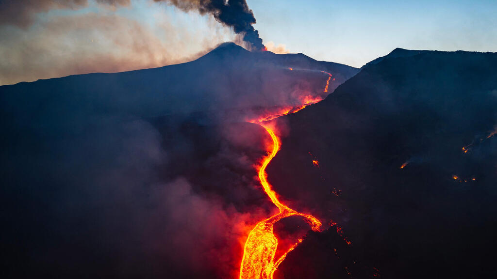 Photo: Handout / ETNA WALK / AFP איטליה סיציליה התפרצות הר הגעש אטנה אתנה