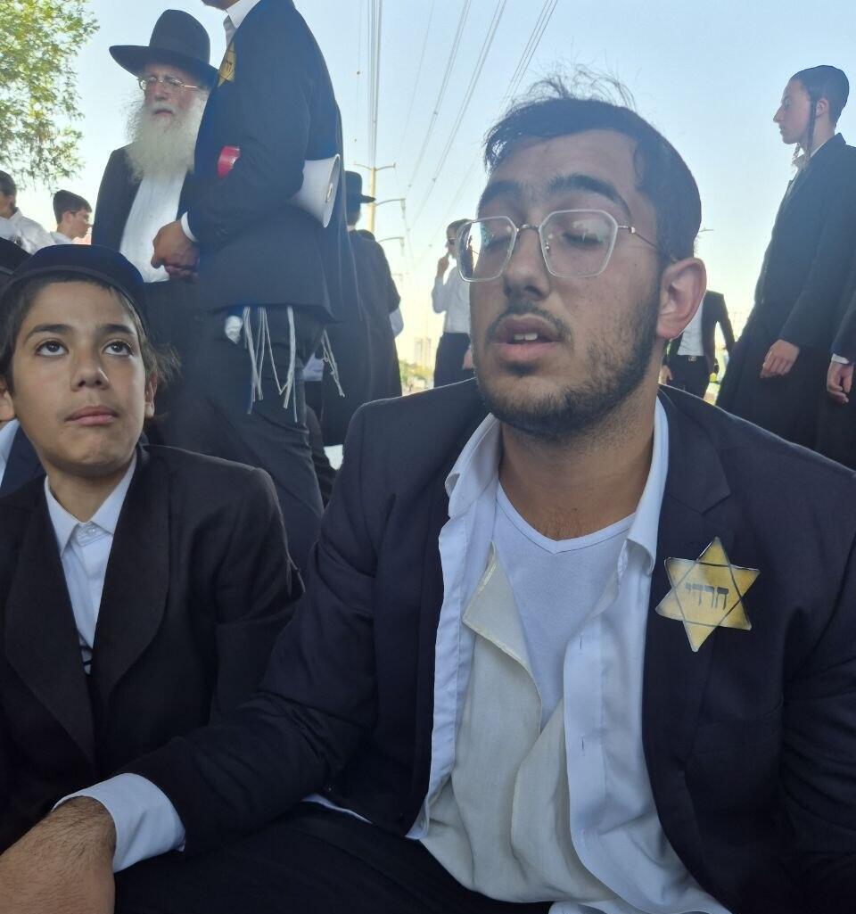 The yellow star reads 'Haredi' (Photo: Mickey Schmidt) הפגנת חרדים בצומת קוקה קולה