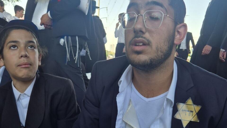 The protesters wore yellow stars that read Haredi instead of Jude, meant to evoke echoes of the Holocaust (Photo: Mickey Schmidt) הפגנת חרדים בצומת קוקה קולה