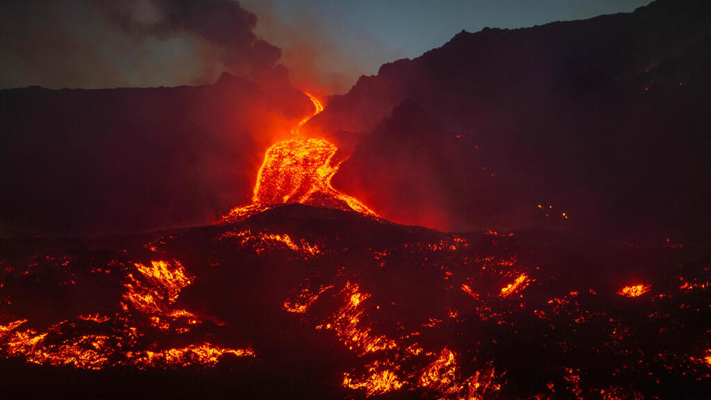 Photo: Handout / ETNA WALK / AFP איטליה סיציליה התפרצות הר הגעש אטנה אתנה