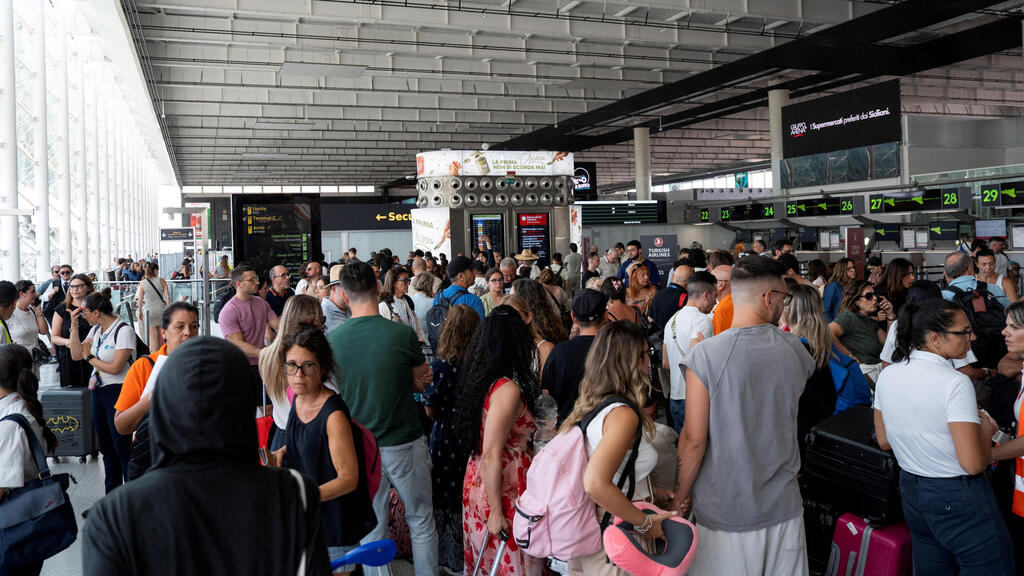 Catania Airport (Photo: Marco Restivo/Etna Walk/via REUTERS) איטליה סיציליה התפרצות הר הגעש אטנה אתנה נמל התעופה ב קטניה