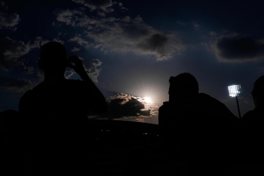Darkened skies during the European solar eclipse (Photo: Petr David Josek/AP) השמיים החשוכים בעת ליקוי החמה האירופי