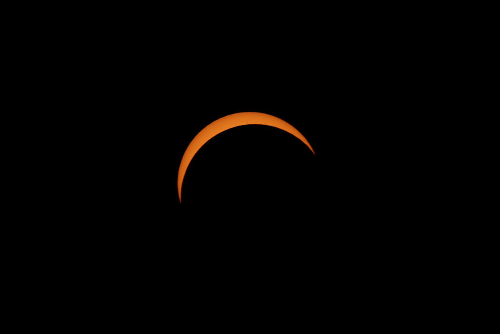Near-total solar eclipse (Photo: Dan Kitwood/Getty Images) ליקוי החמה כמעט במלואו