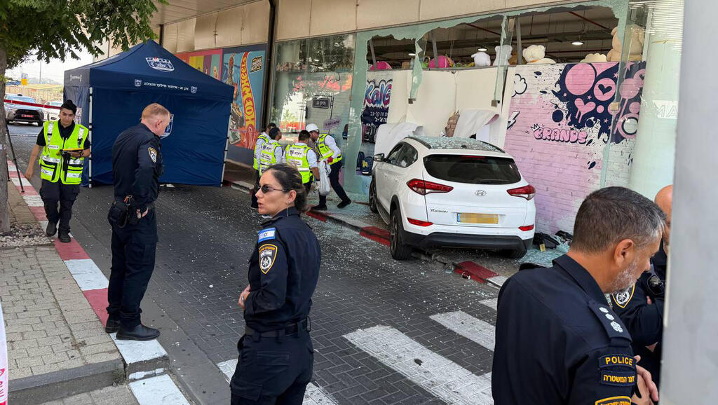 התאונה בחדרה: הנהגת דרסה את הולכת הרגל במעבר חציה - והתנגשה בחנות עידן 2000